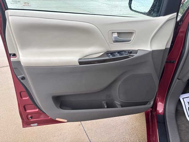 Used 2017 Toyota Sienna XLE FWD image 11
