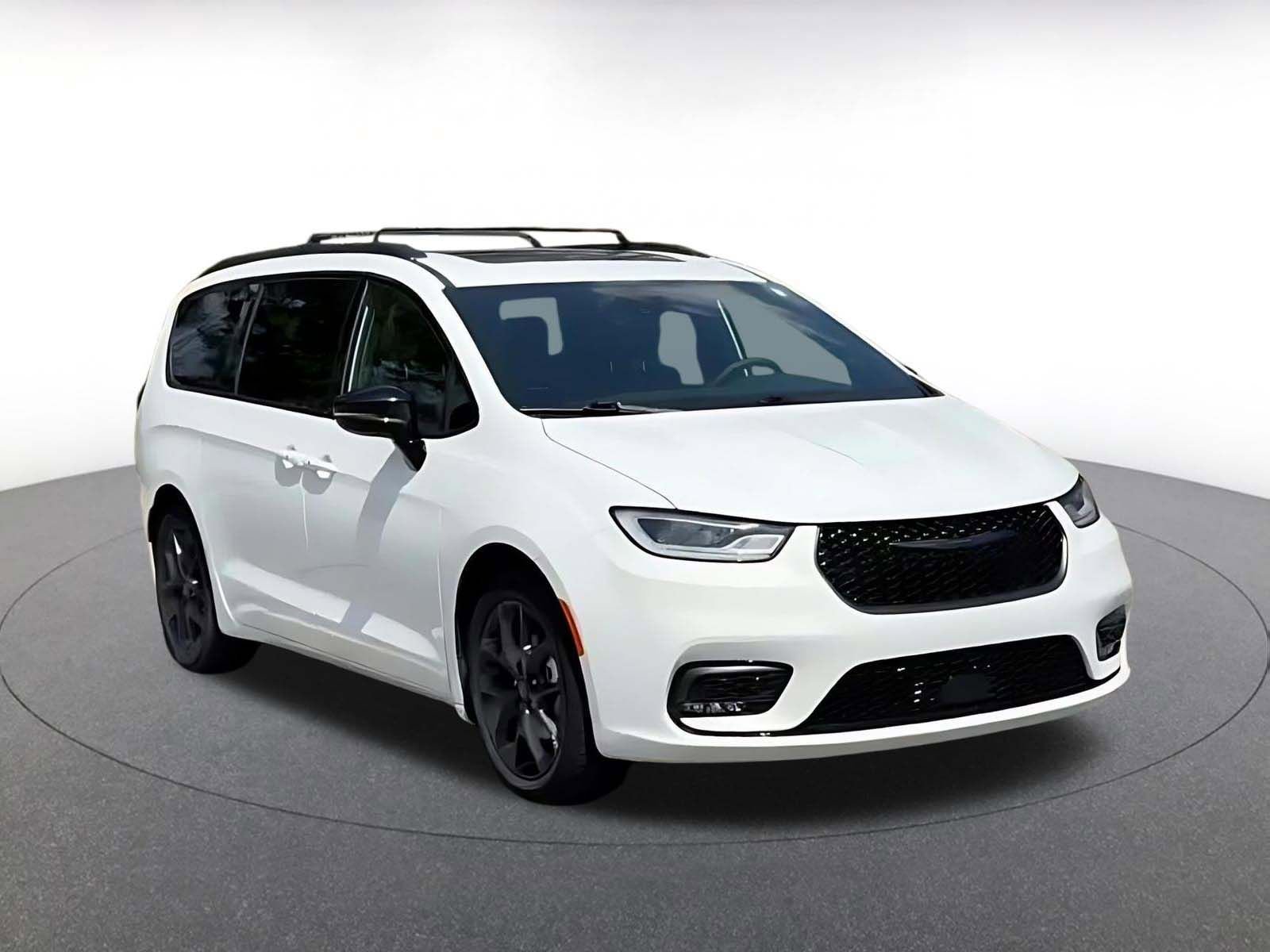 Used 2025 Chrysler Pacifica Limited image 3