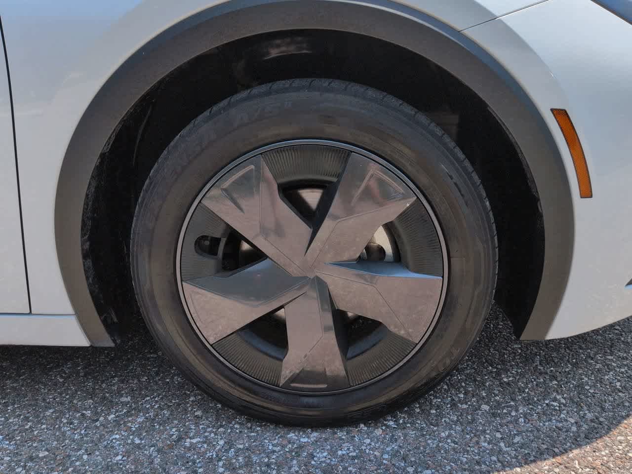 Certified 2025 Toyota Prius LE FWD image 11