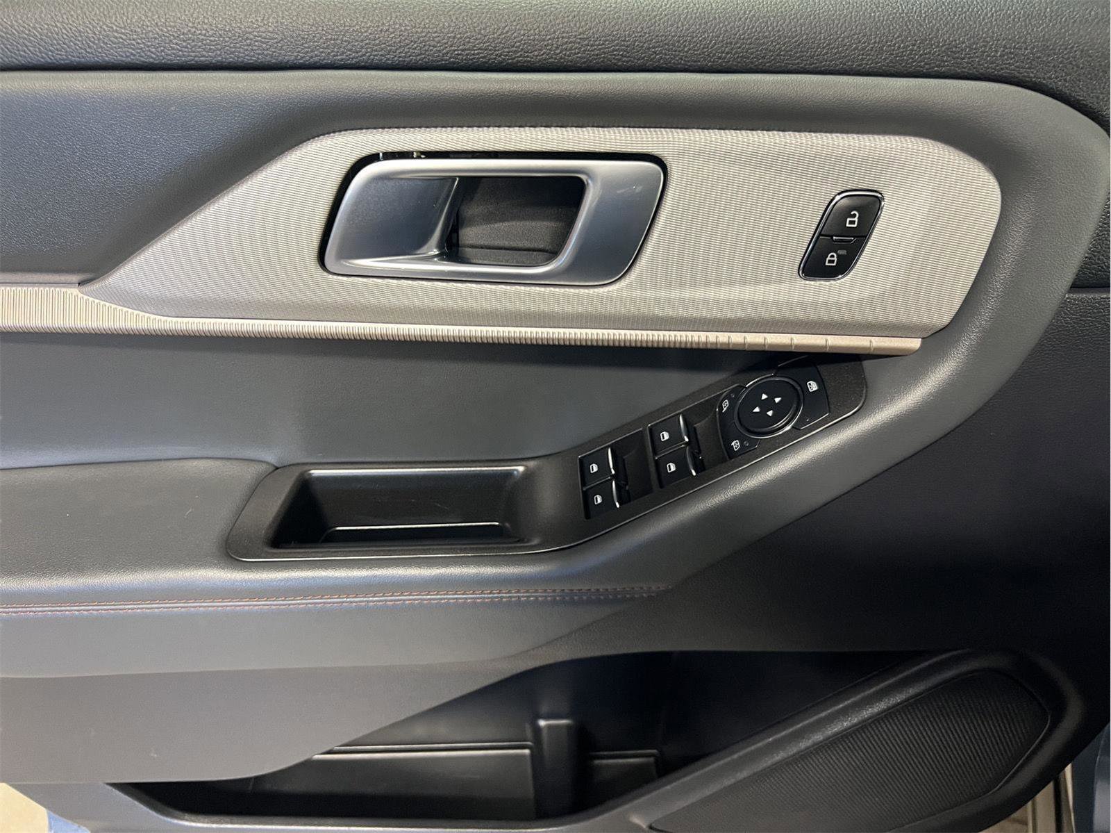 Used 2025 Ford Explorer Active AWD/4WD image 11