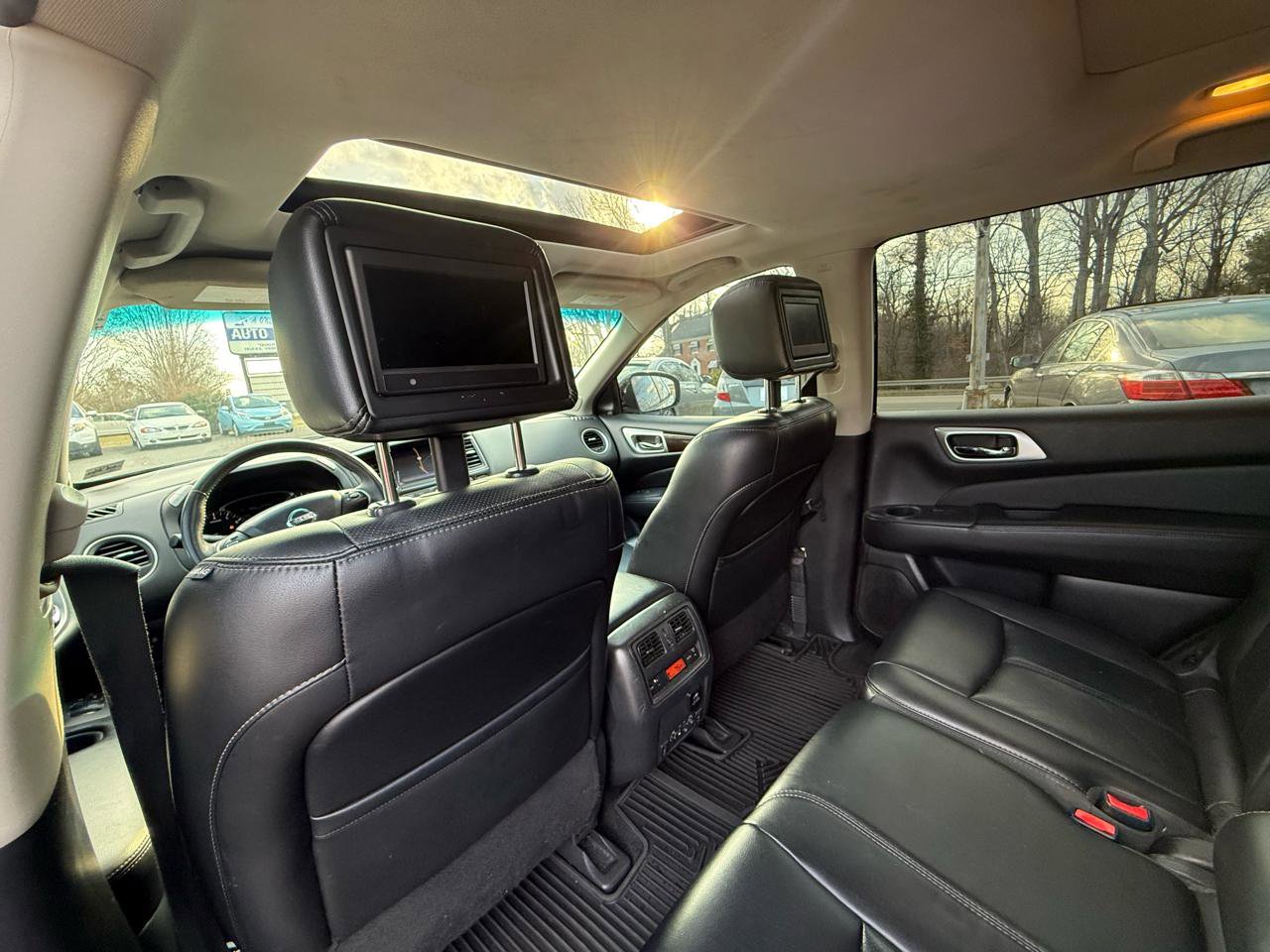 Used 2015 Nissan Pathfinder Platinum w/ Family Entertainment Package AWD/4WD image 23