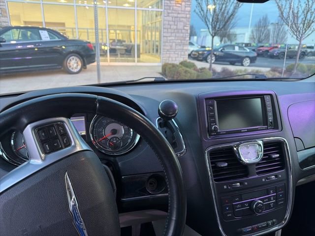 Used 2013 Chrysler Town & Country Touring image 12