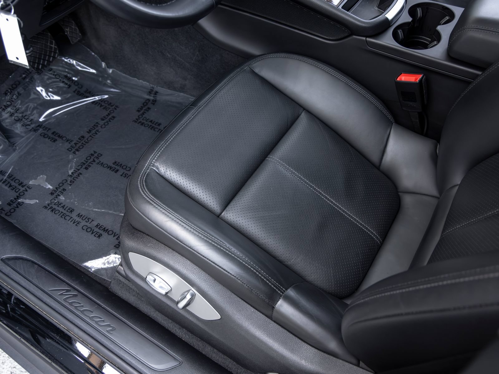 Certified 2023 Porsche Macan AWD/4WD image 25