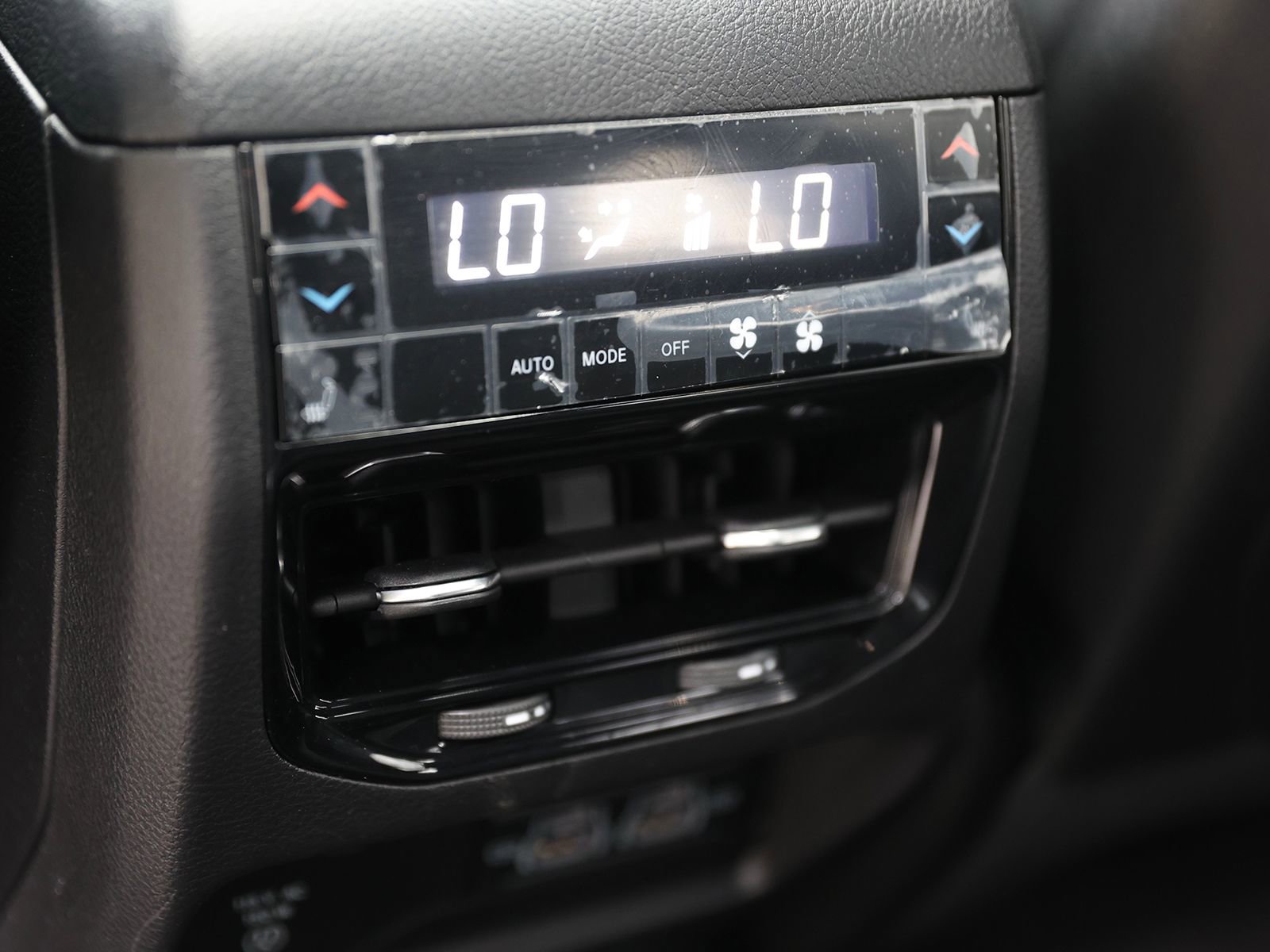Used 2022 Jeep Grand Cherokee Overland w/ Advanced Protech Group III AWD/4WD image 27