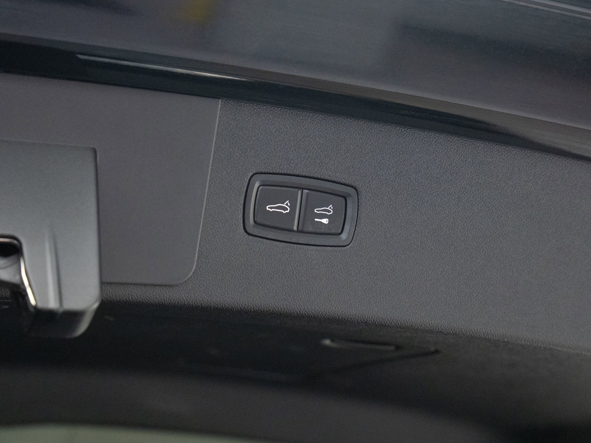 Certified 2023 Porsche Cayenne Platinum Edition image 31