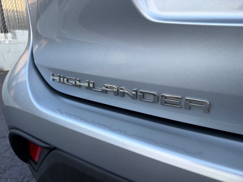 Used 2020 Toyota Highlander LE FWD image 25