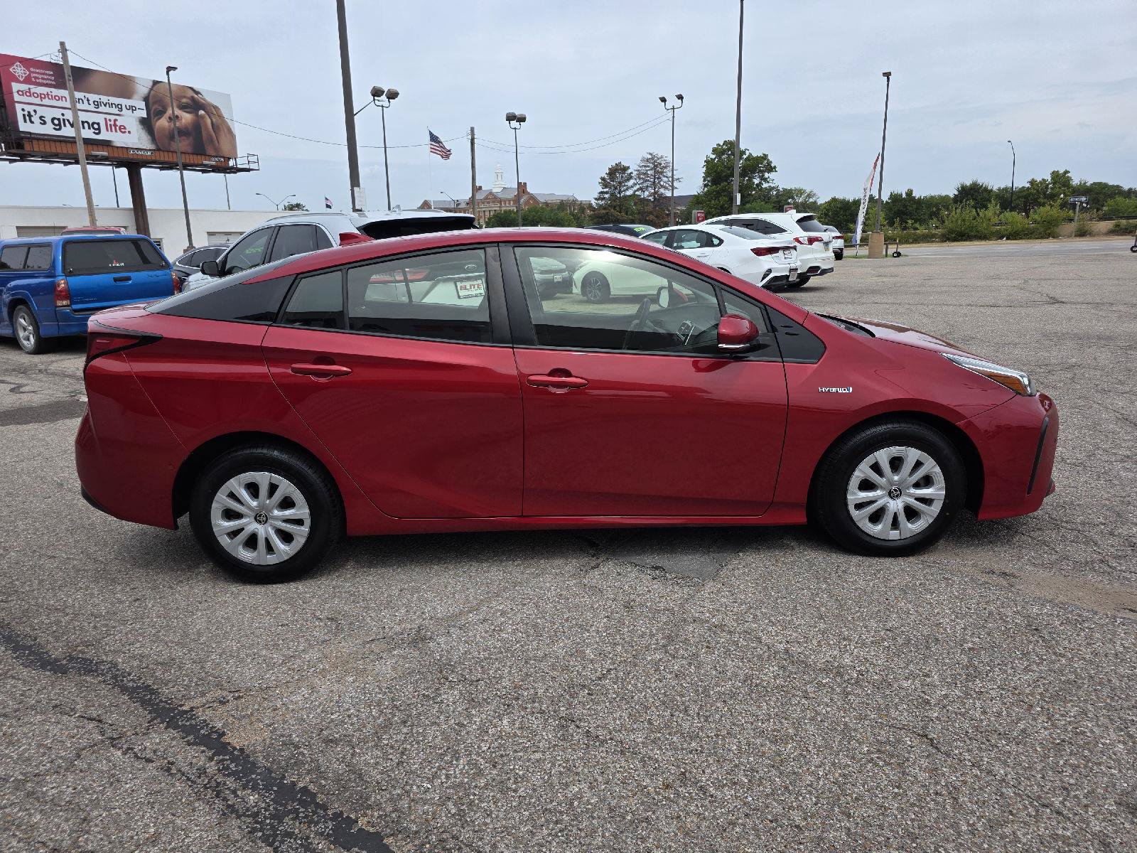 Used 2019 Toyota Prius LE FWD image 4