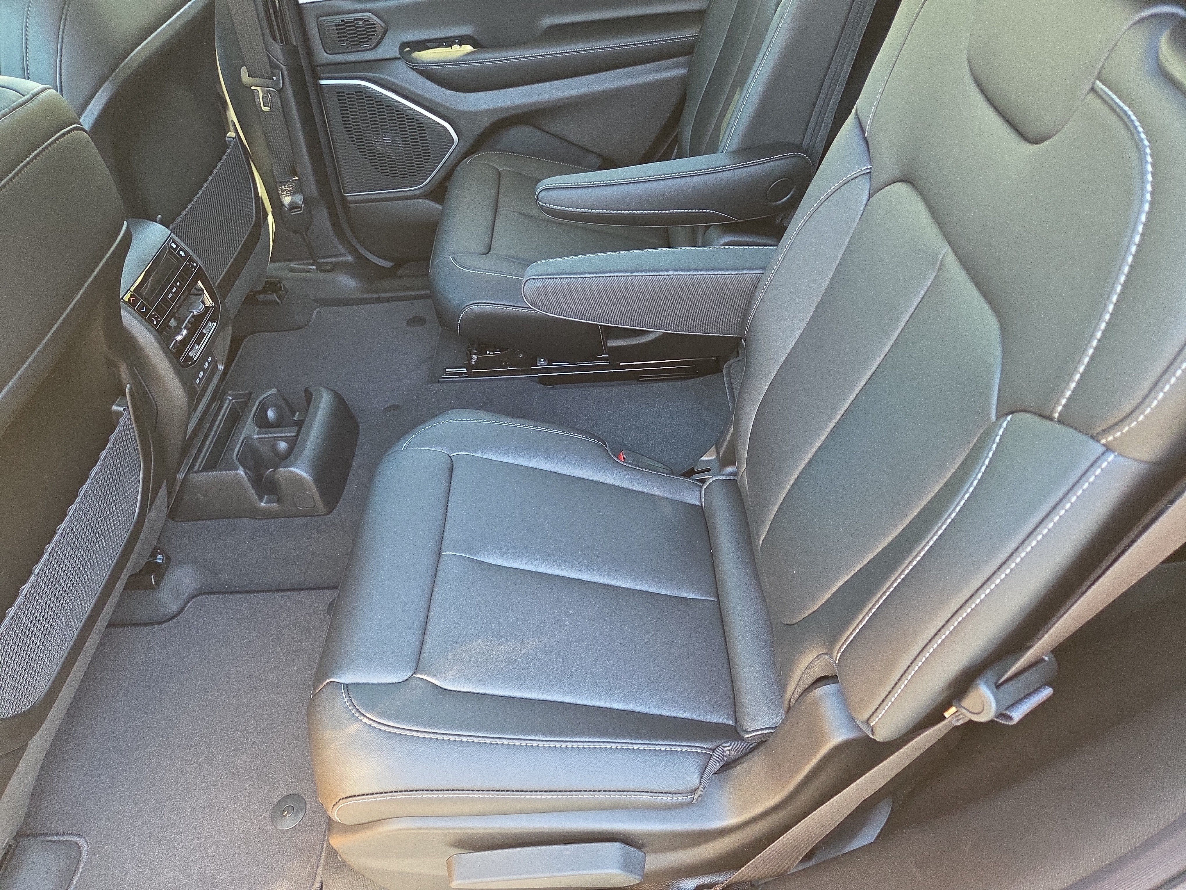 New 2026 Jeep Grand Cherokee L Limited w/ Limited Altitude Package AWD/4WD image 11