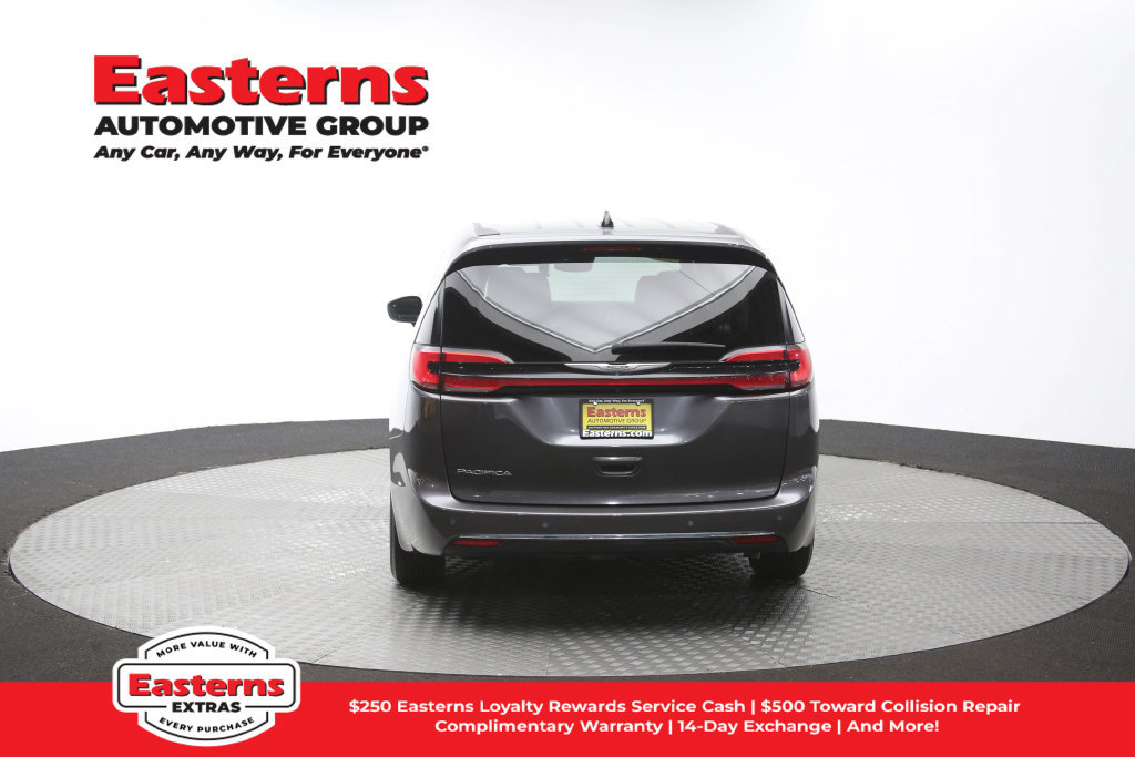 Used 2023 Chrysler Pacifica Touring-L FWD image 39
