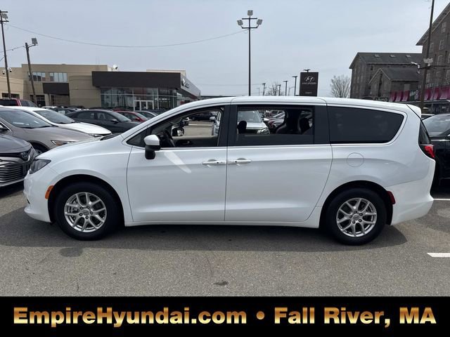 Used 2022 Chrysler Voyager LX image 9