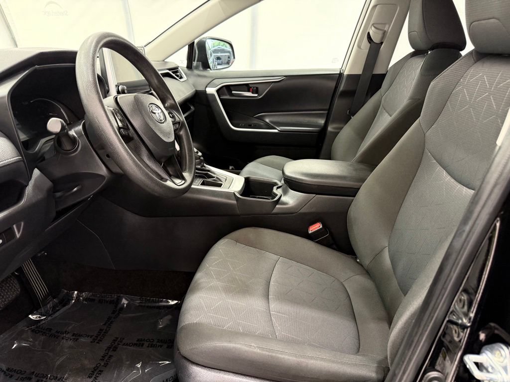 Used 2025 Toyota RAV4 XLE FWD image 11