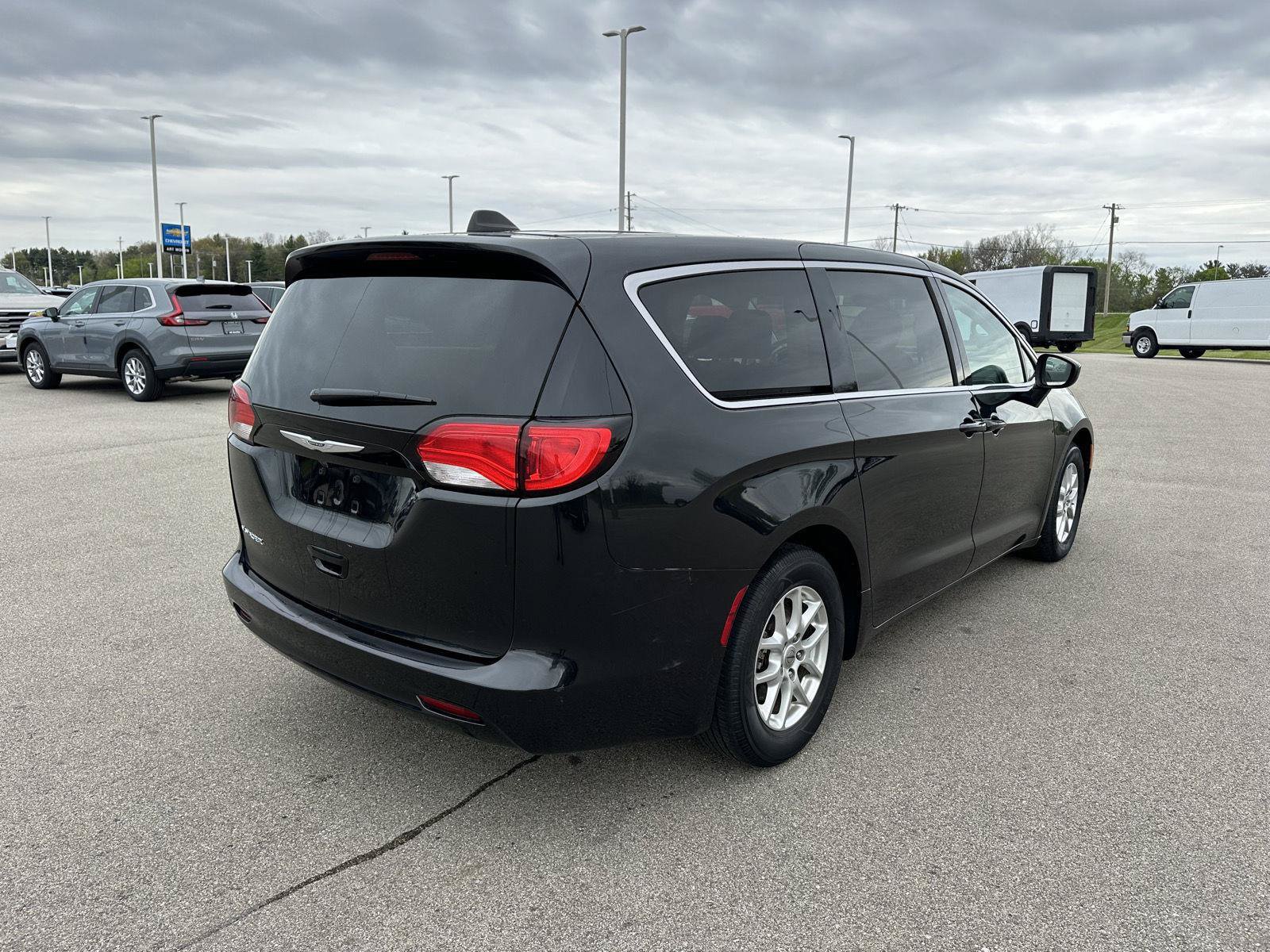 Used 2023 Chrysler Voyager LX FWD image 9
