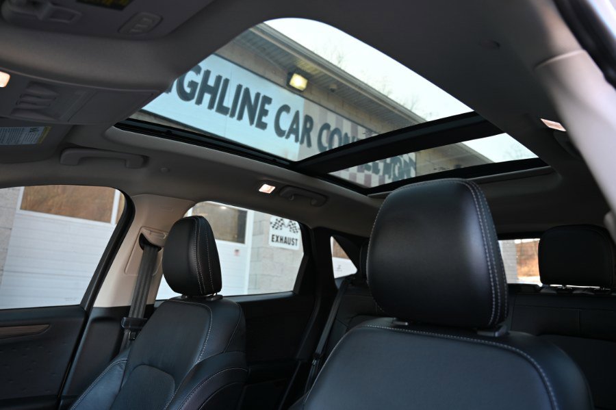 Used 2020 Ford Escape Titanium image 3