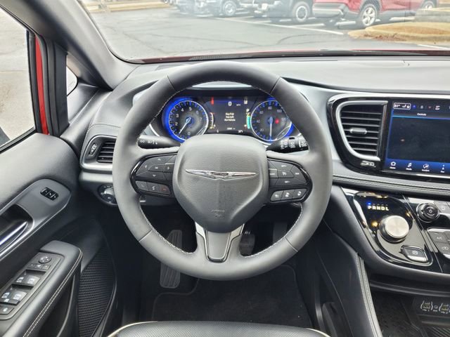 Used 2025 Chrysler Pacifica Limited image 17