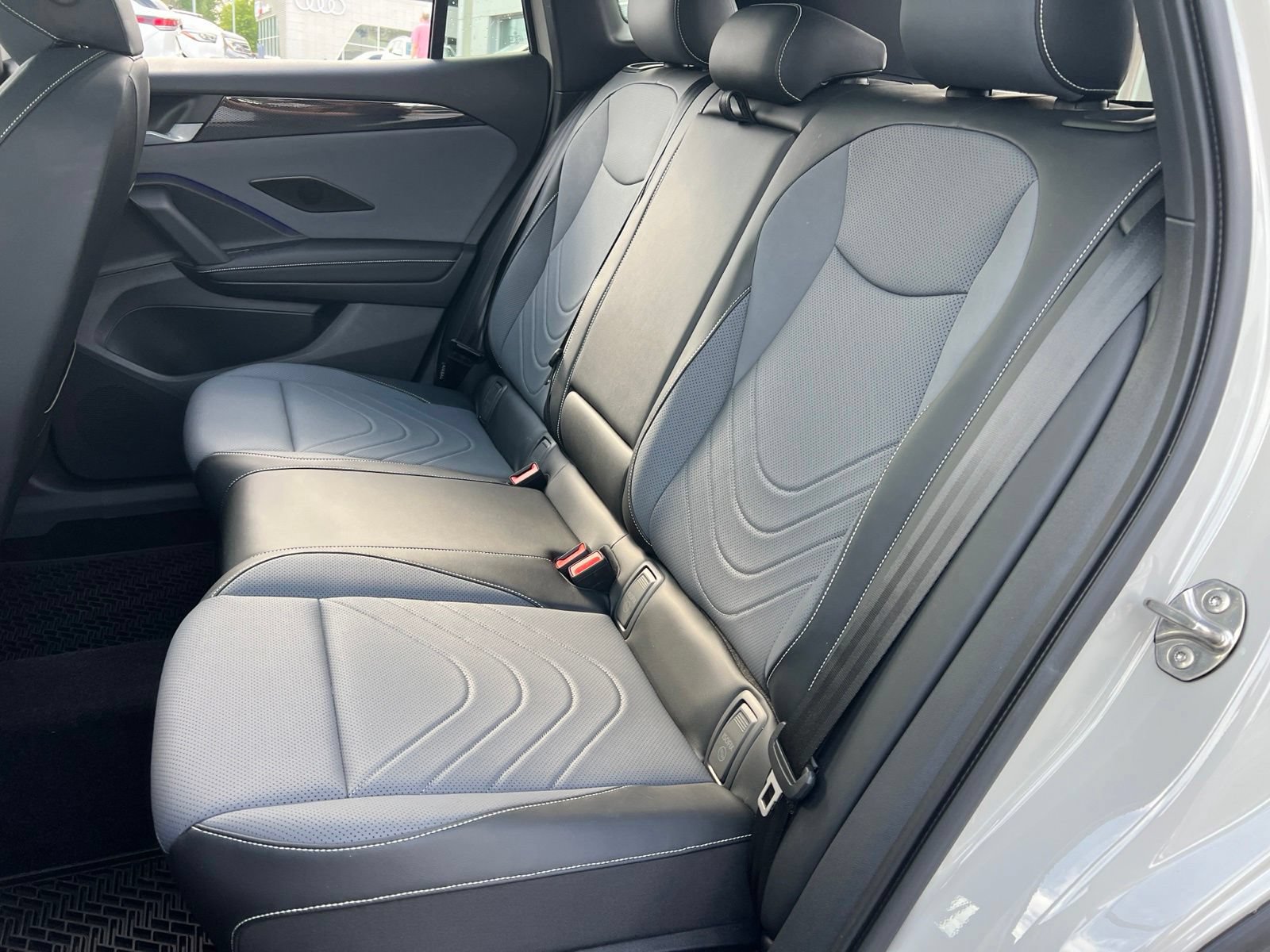 Certified 2025 Volkswagen Tiguan SE R-Line FWD image 31