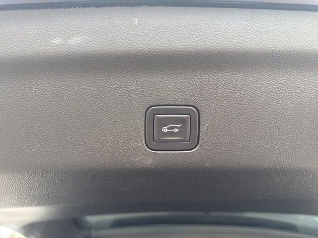 Used 2025 GMC Yukon XL AT4 AWD/4WD image 28