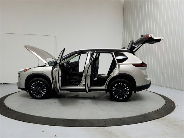 Used 2025 Nissan Rogue SL w/ Tech Package image 12