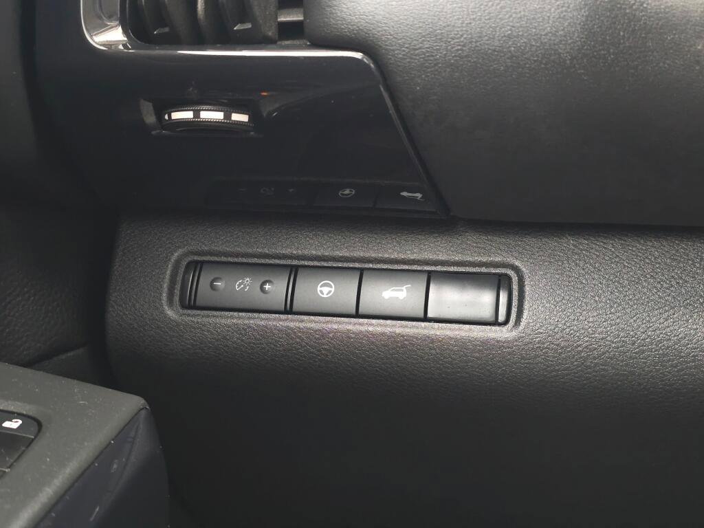 Used 2025 Nissan Pathfinder SV image 25