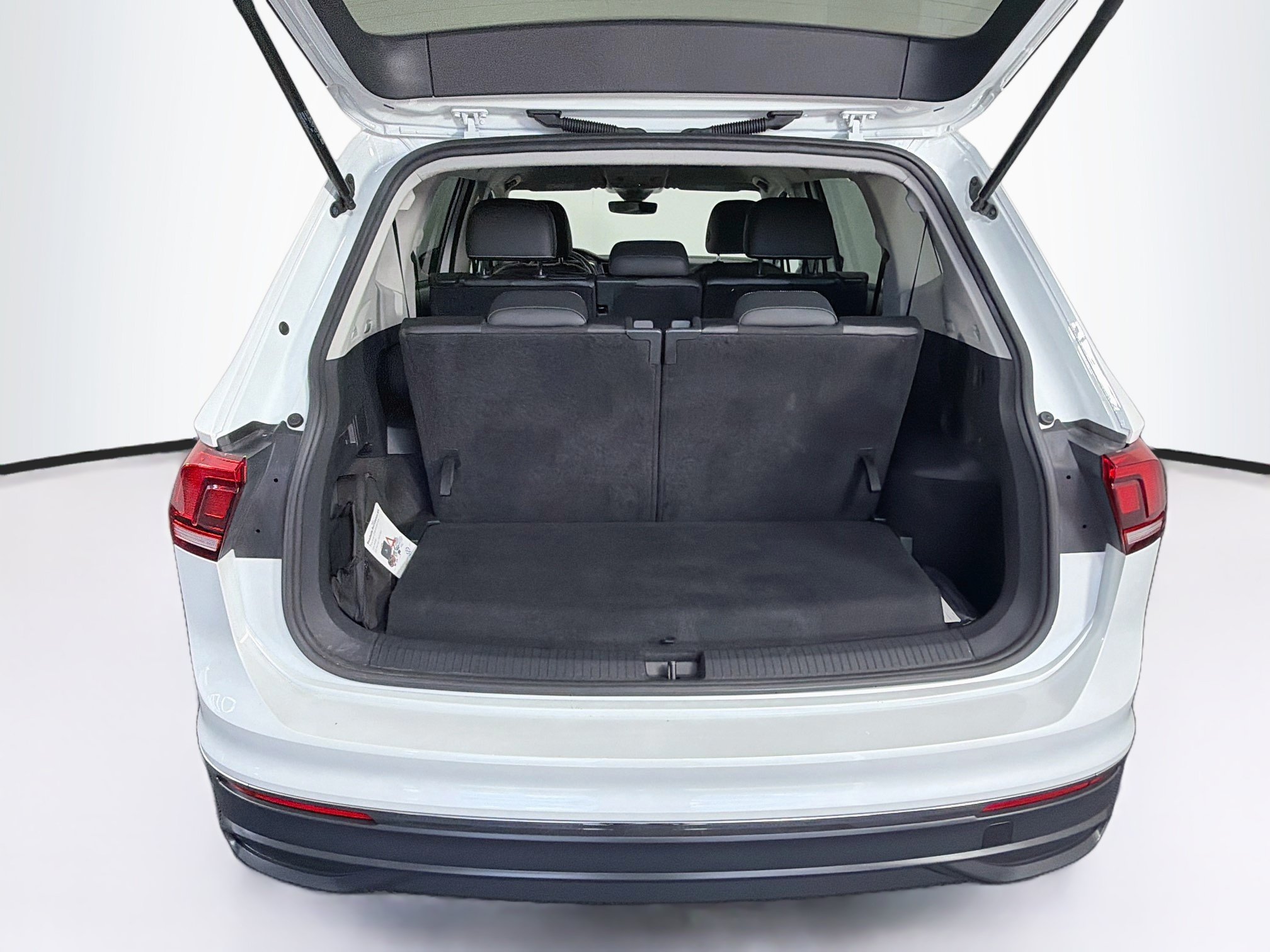 Used 2023 Volkswagen Tiguan SE FWD image 30