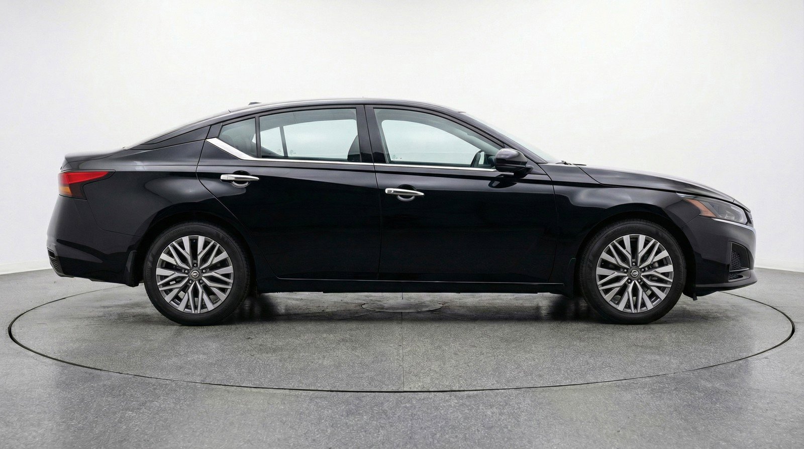 Used 2025 Nissan Altima 2.5 SV FWD image 11
