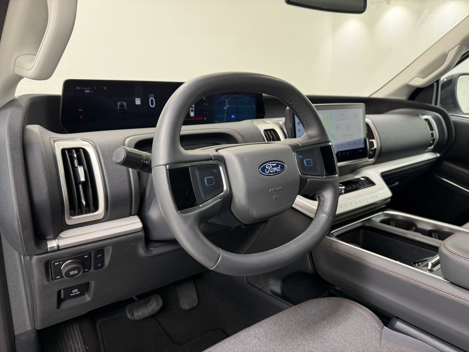 Used 2025 Ford Expedition Active image 16