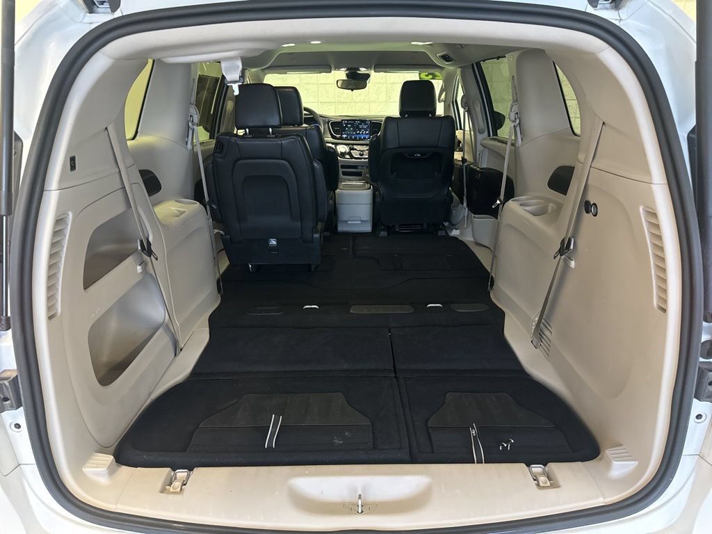 Used 2023 Chrysler Pacifica Touring-L FWD image 9