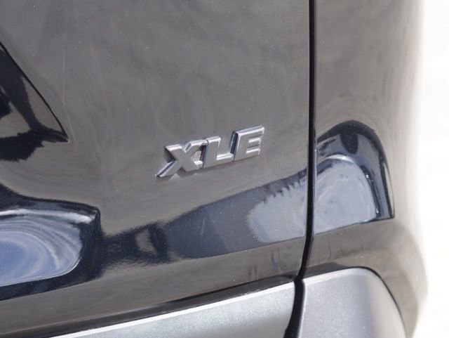 Used 2019 Toyota RAV4 XLE w/ Convenience Package FWD image 10