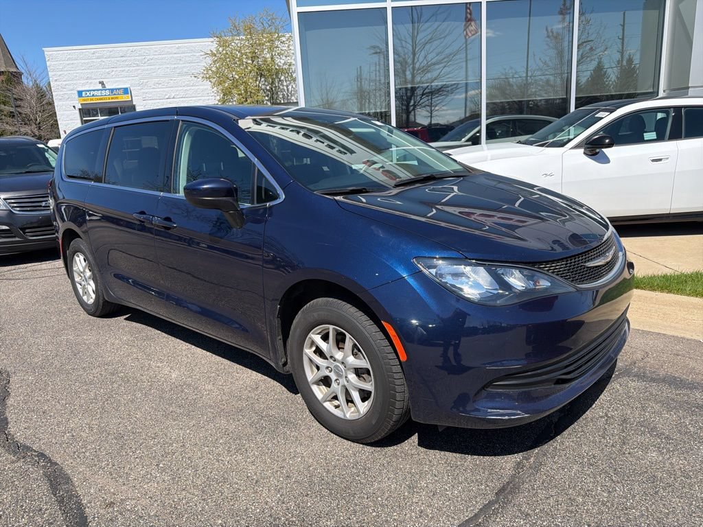 Used 2017 Chrysler Pacifica Touring FWD image 1