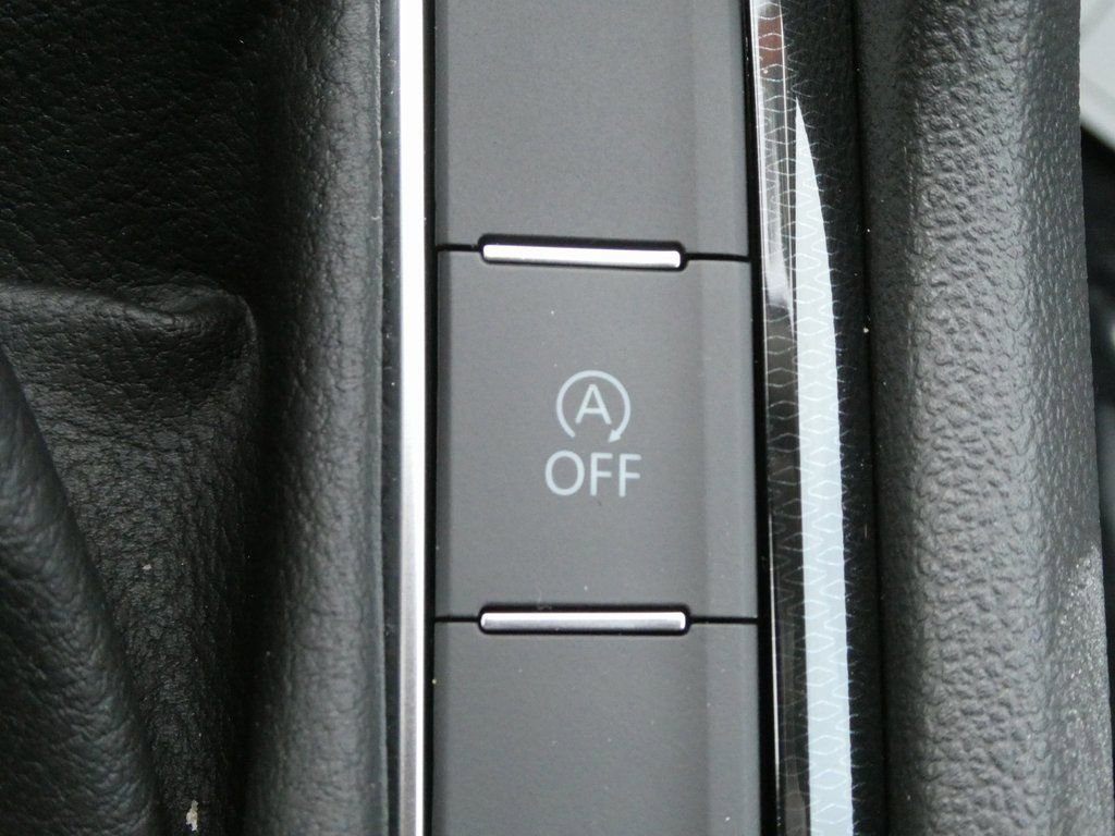 Certified 2025 Volkswagen Taos SE image 16