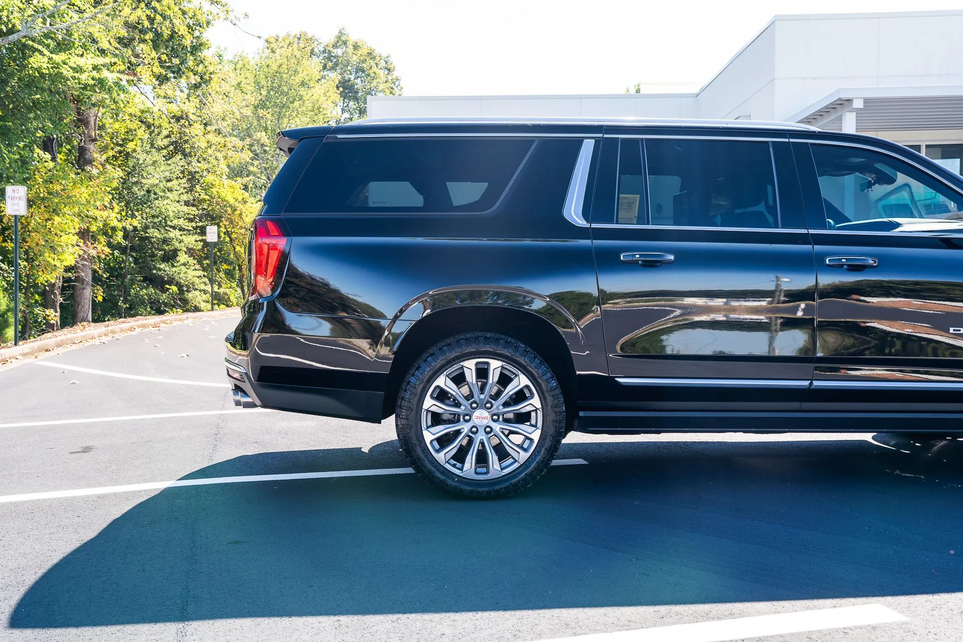 Used 2021 GMC Yukon XL Denali w/ Denali Premium Package RWD image 10