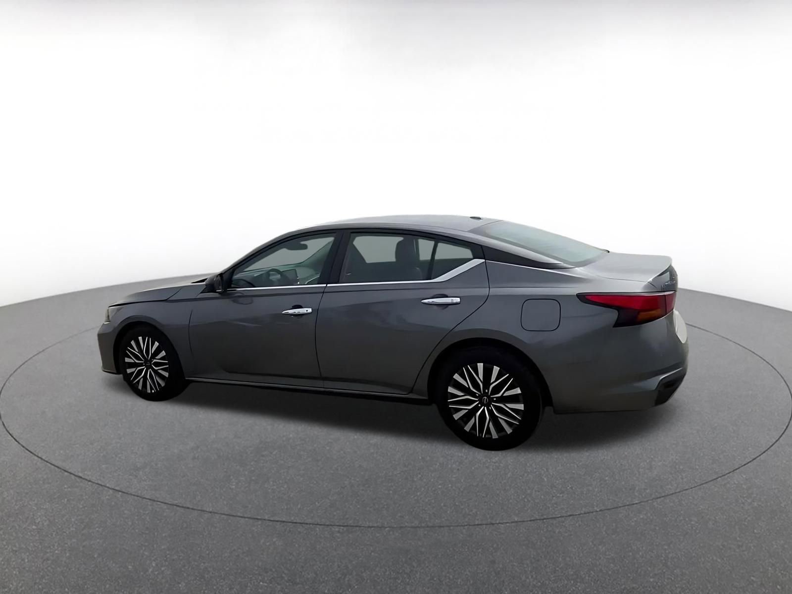 Used 2025 Nissan Altima 2.5 SV FWD image 10