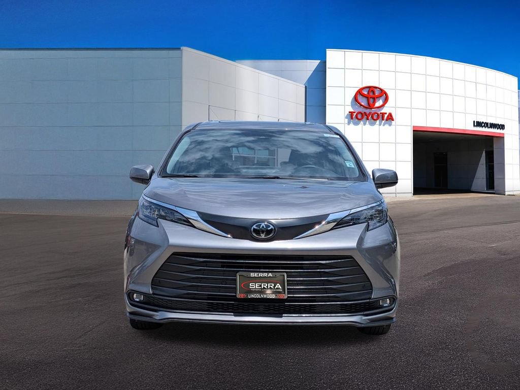 Used 2026 Toyota Sienna XLE FWD image 4