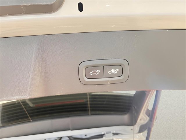 Used 2024 Volvo XC40 B5 Core image 8