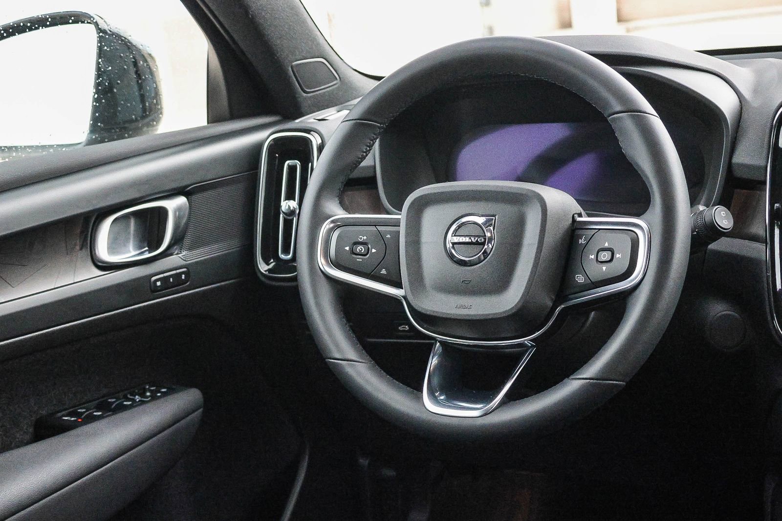 Used 2023 Volvo XC40 Recharge Plus image 27