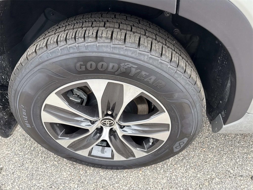 Used 2021 Toyota Highlander XLE image 9