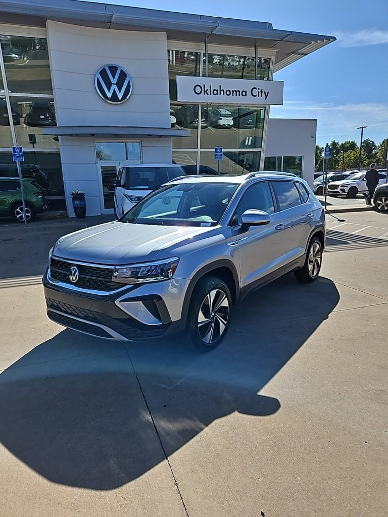 Used 2024 Volkswagen Taos SE image 1