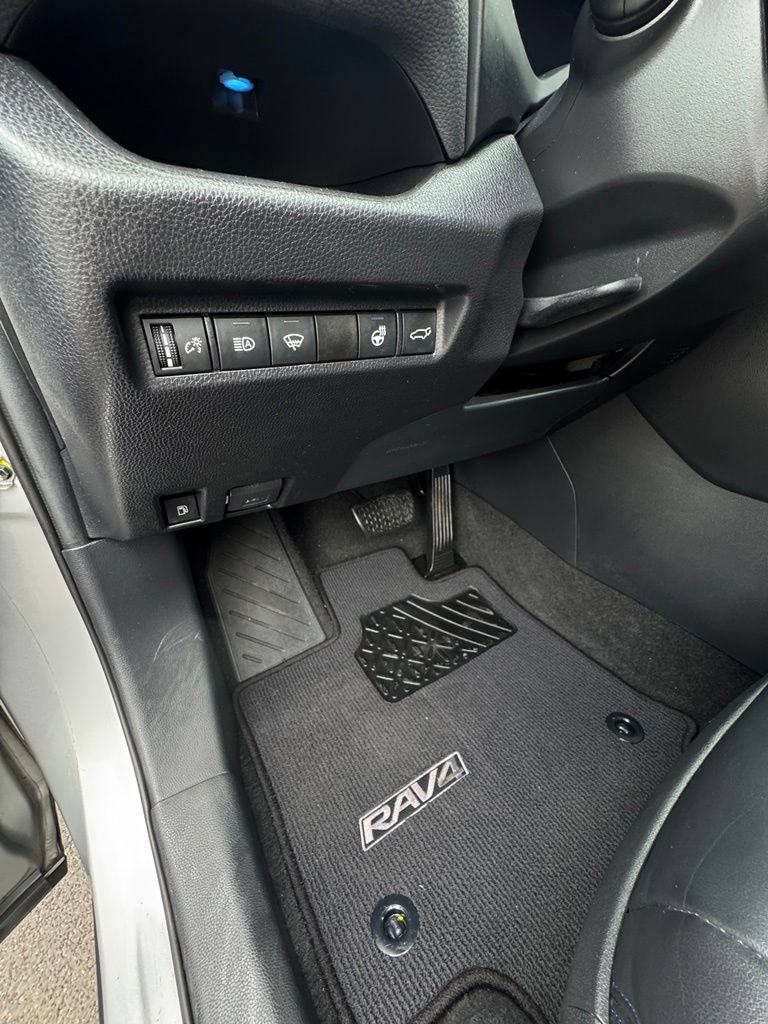 Used 2021 Toyota RAV4 XSE w/ XSE Grade Weather Package AWD/4WD image 15