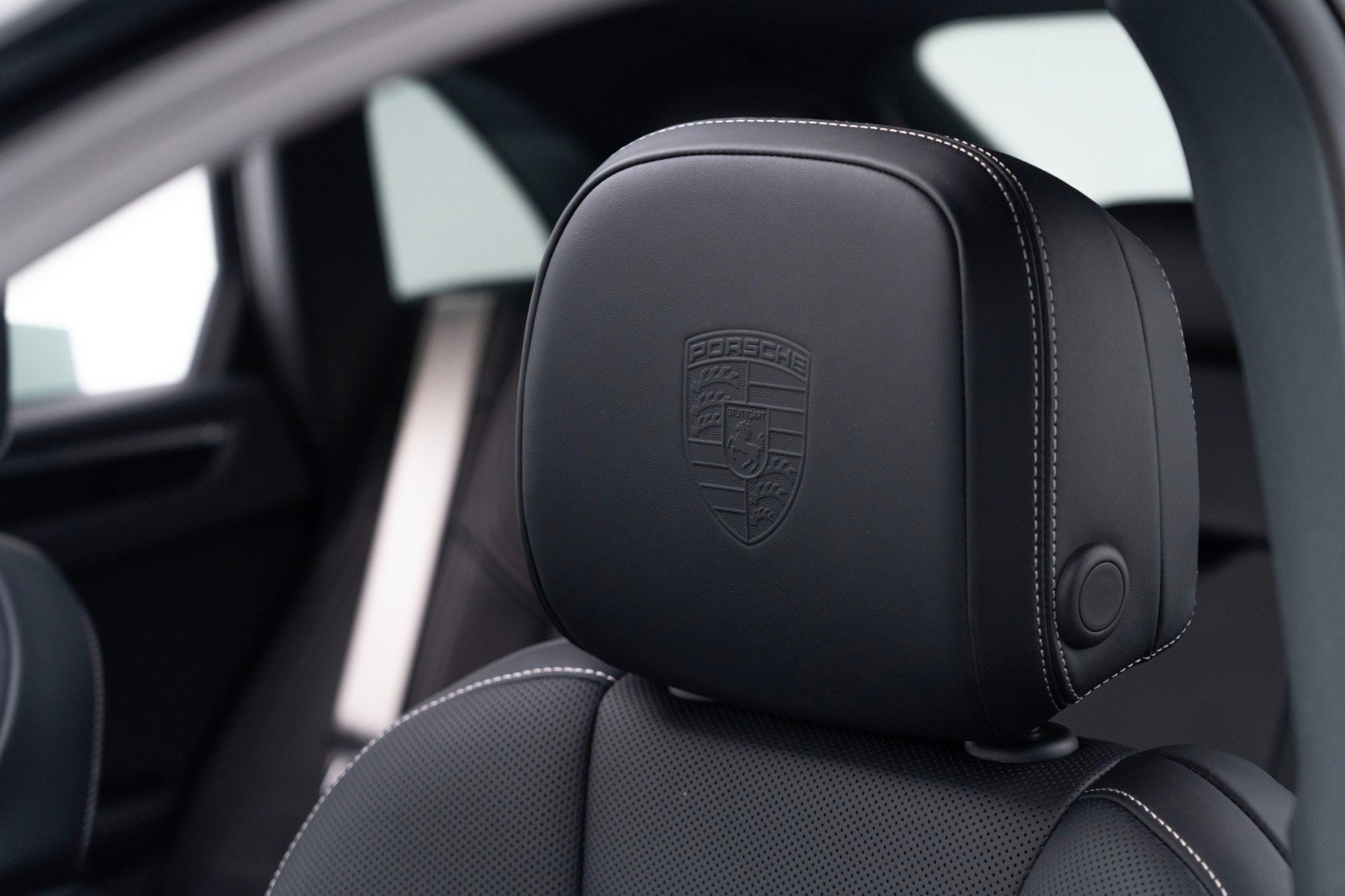 New 2025 Porsche Macan Turbo image 19