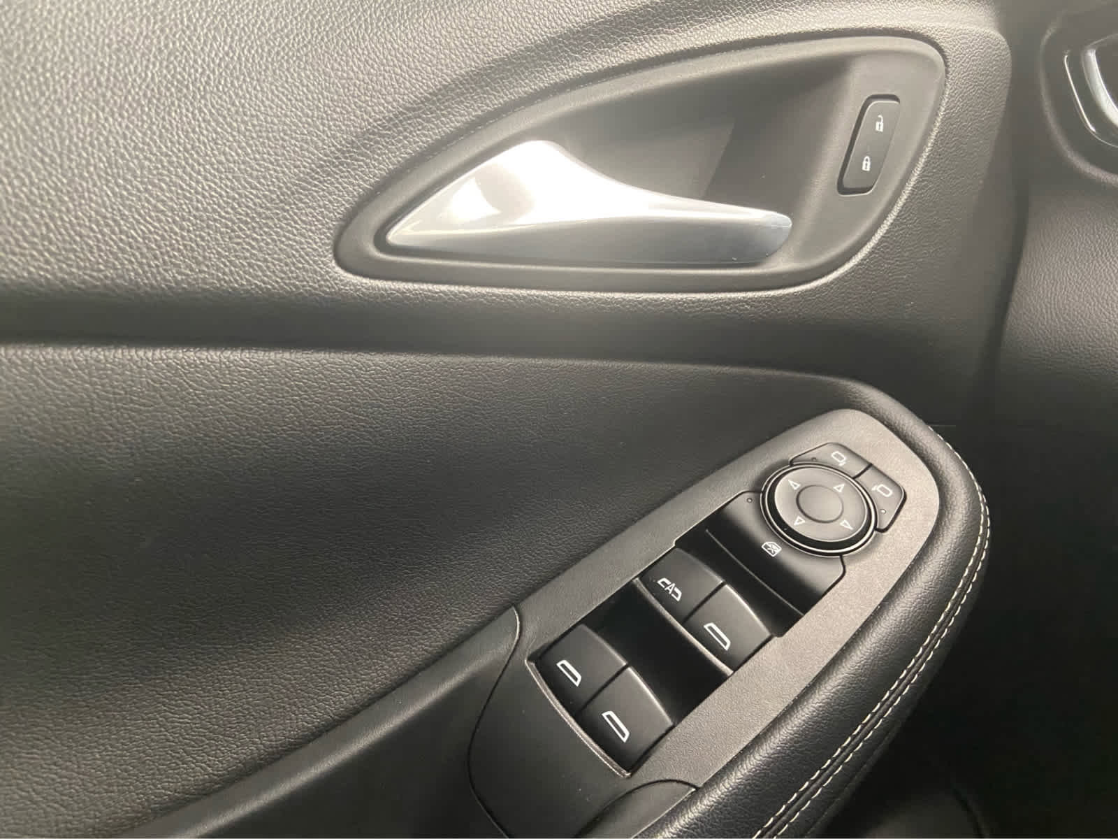 Used 2022 Buick Encore GX Select w/ Sport Touring Package image 32