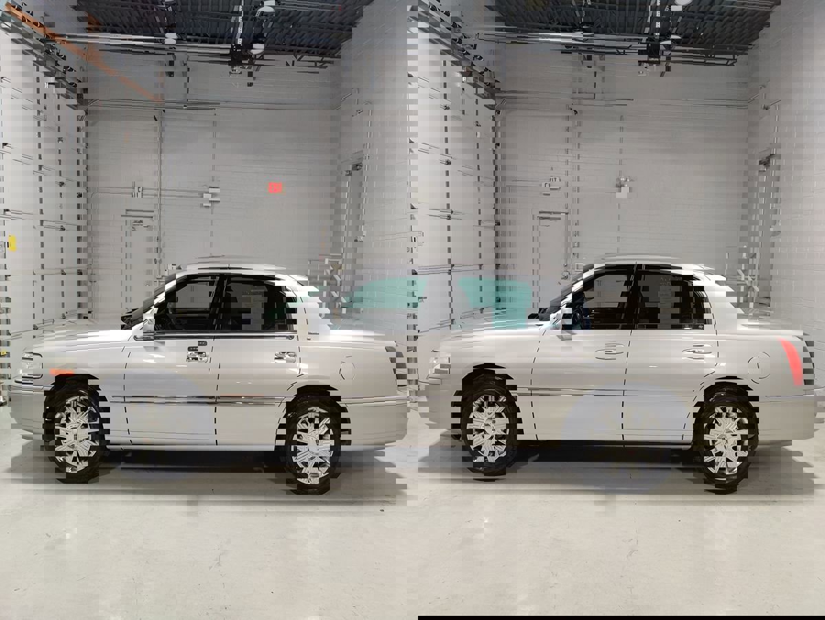 Used 2004 Lincoln Town Car Ultimate image 19