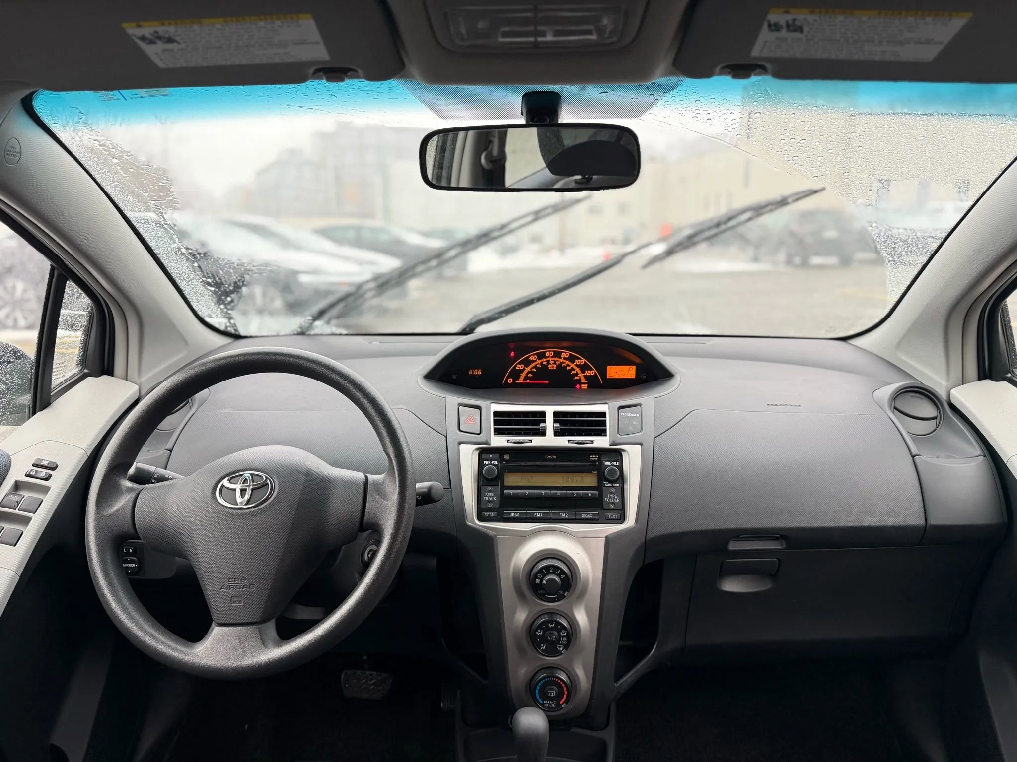 Used 2010 Toyota Yaris 4-Door Hatchback image 15