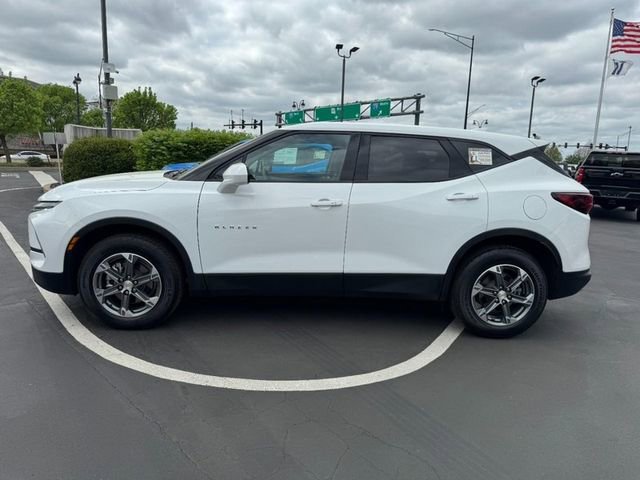 Used 2025 Chevrolet Blazer LT AWD/4WD image 2