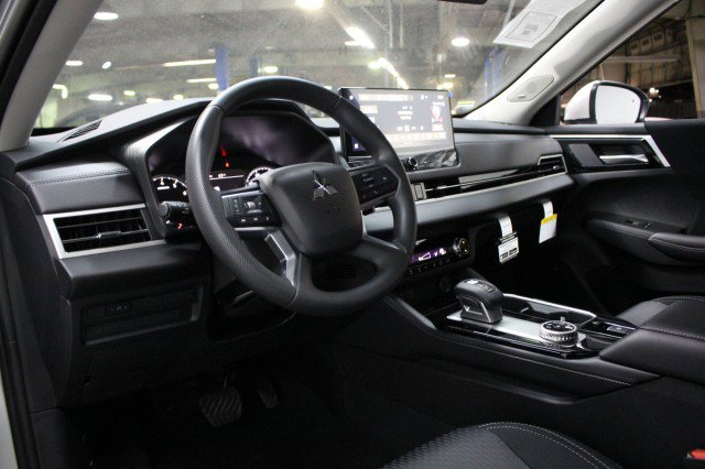 New 2025 Mitsubishi Outlander ES image 5