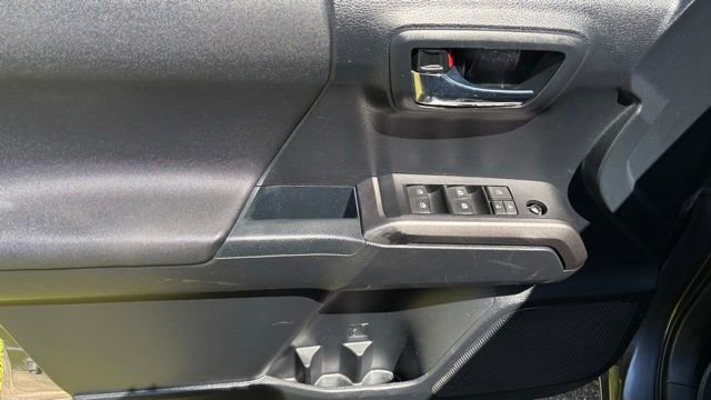 Used 2018 Toyota Tacoma TRD Sport AWD/4WD image 17