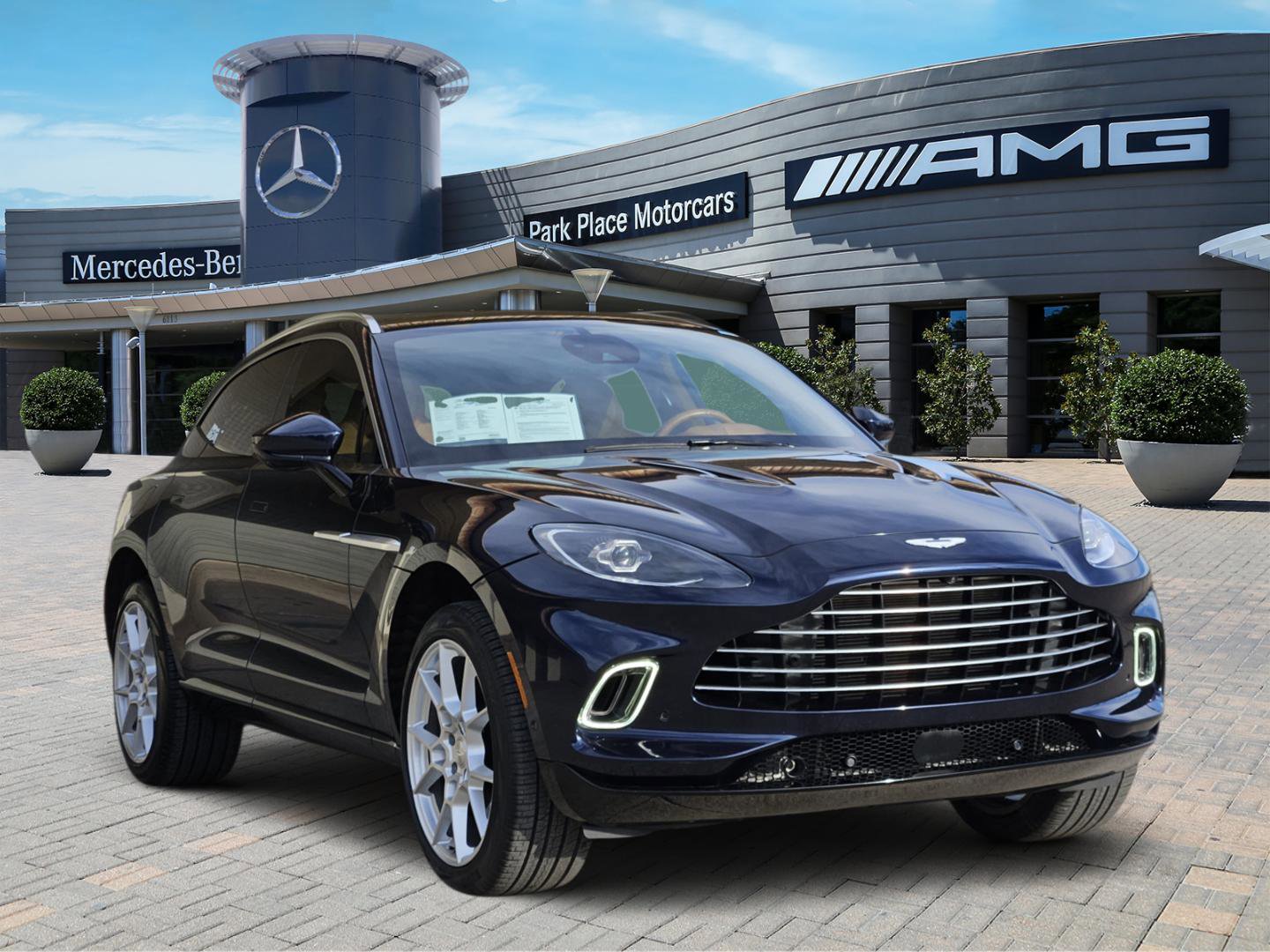 Used 2021 Aston Martin DBX image 2
