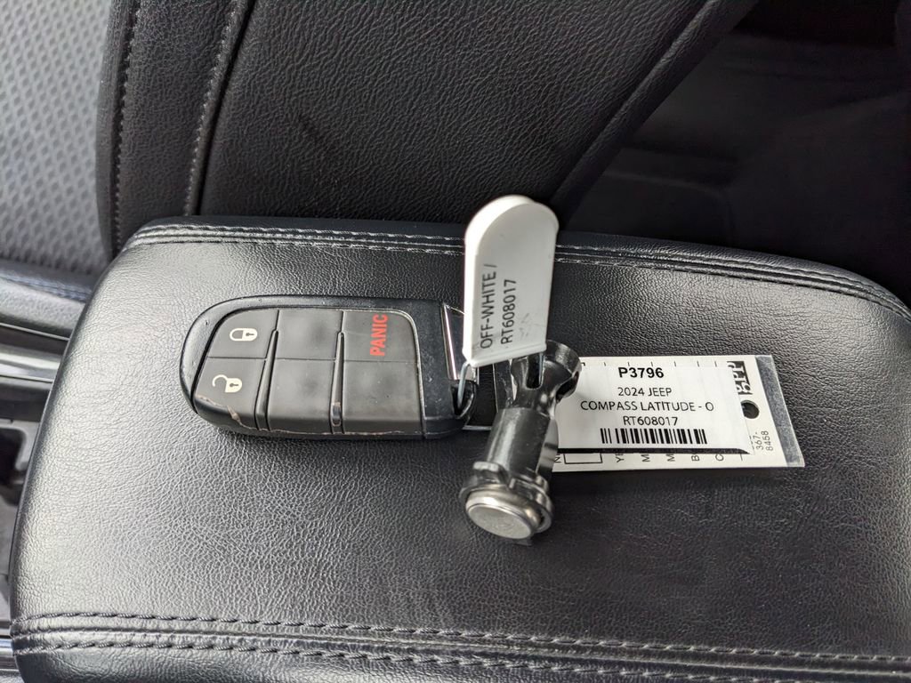 Used 2024 Jeep Compass Latitude image 33