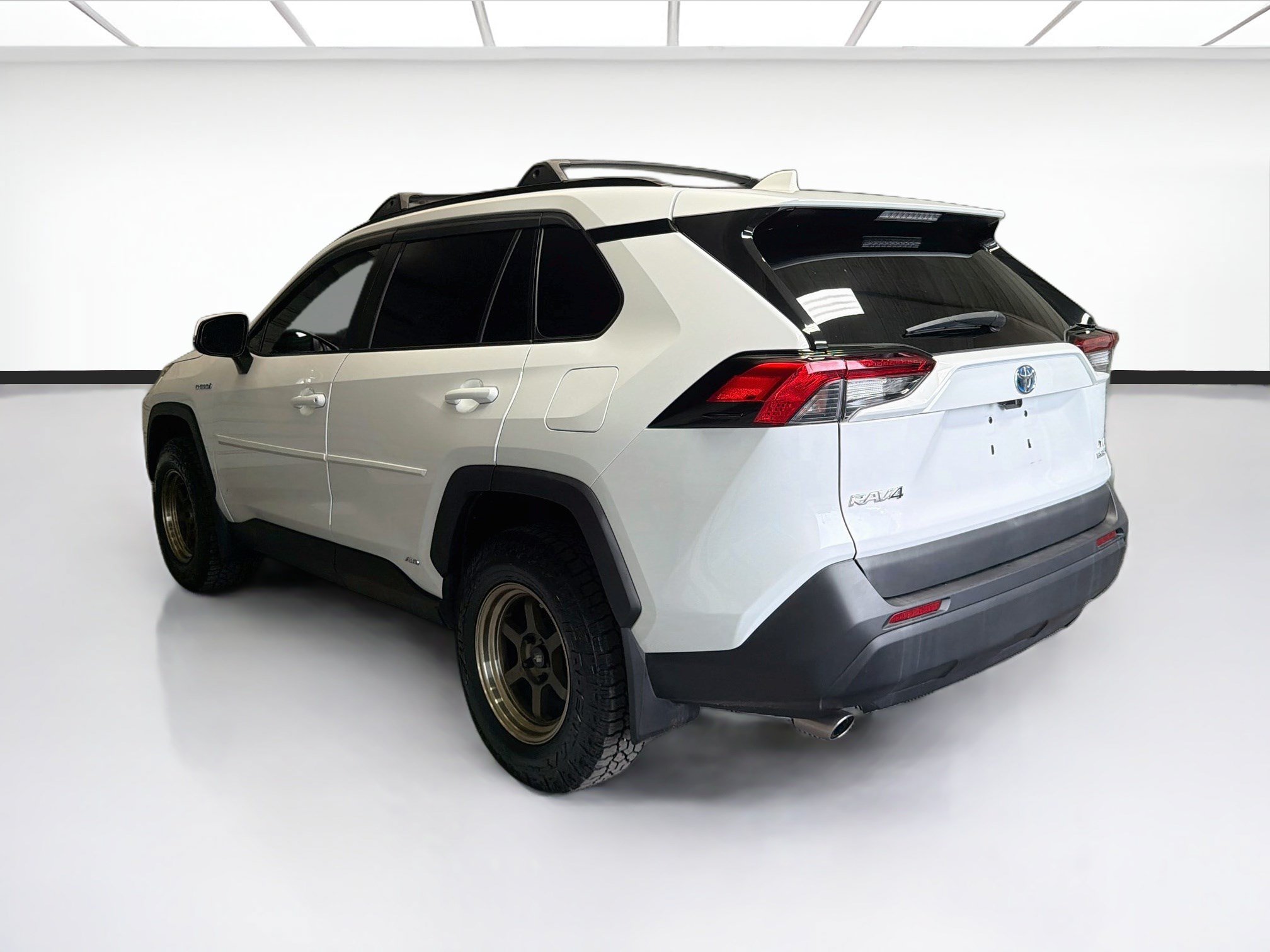 Used 2020 Toyota RAV4 XLE w/ Carpet Mat Package AWD/4WD image 6