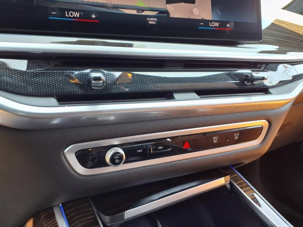 Used 2023 BMW X7 xDrive40i w/ M Sport Package AWD/4WD image 18