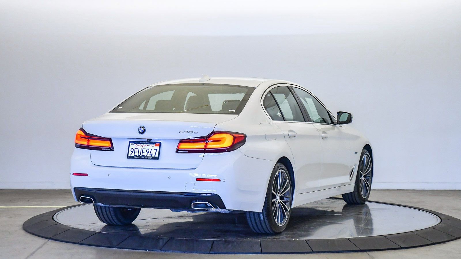 Certified 2023 BMW 530e w/ Convenience Package image 5