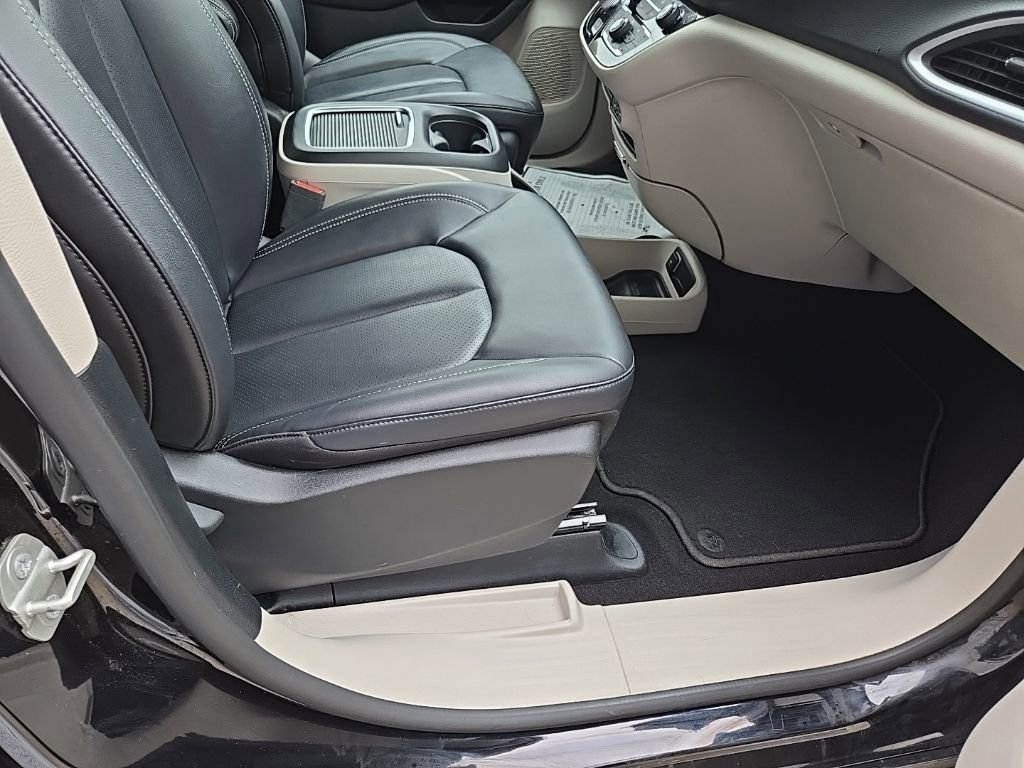 Used 2024 Chrysler Pacifica Touring-L image 69